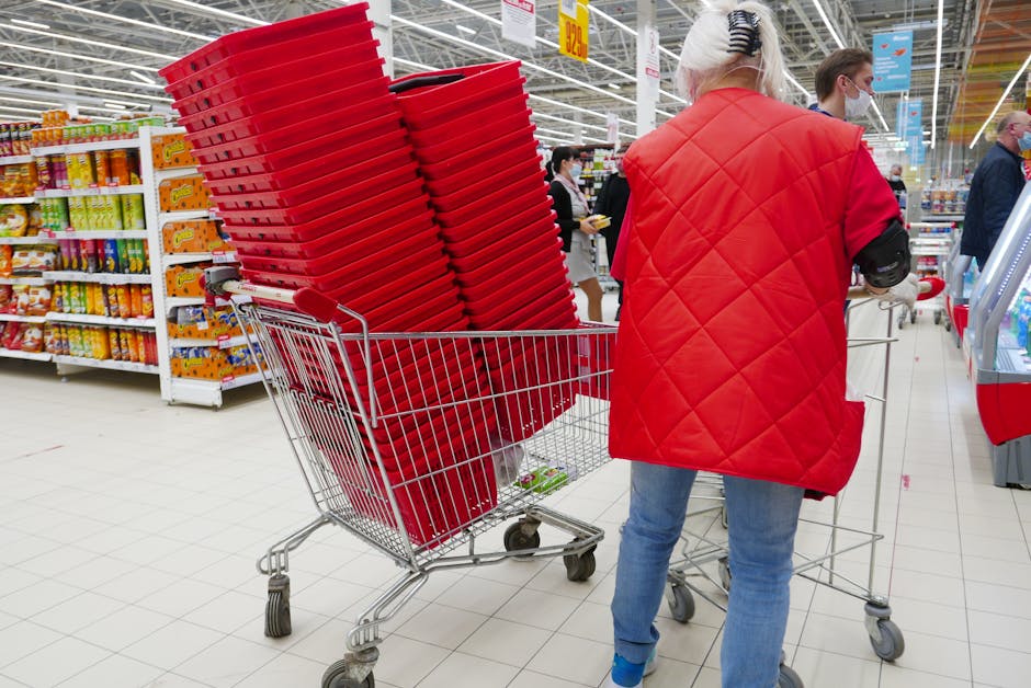 スーパーでショッピングをする様子